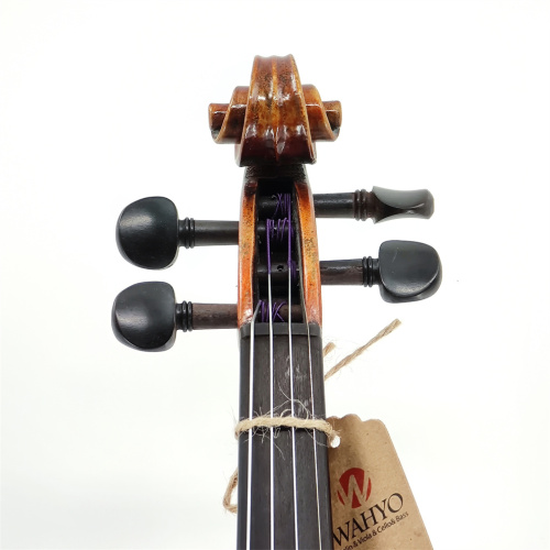 Violino de estilo antigo entalhado à mão