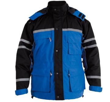 Blau mit schwarzer Winterjacke