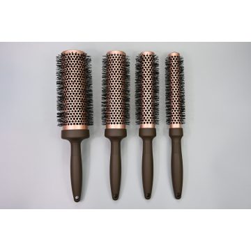 Керамическая круглая щетка для качественной укладки волос в салоне