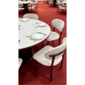 Cadeira de jantar estofada moderna com pernas com acabamento em nogueira