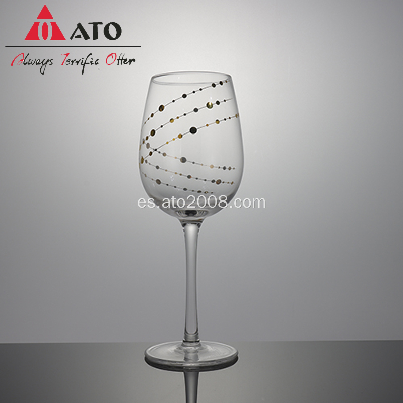 Copa de vino tinto decorada con calcomanías de mesa de cocina