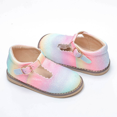 Zapatos de vestir de niños hermosos rosados