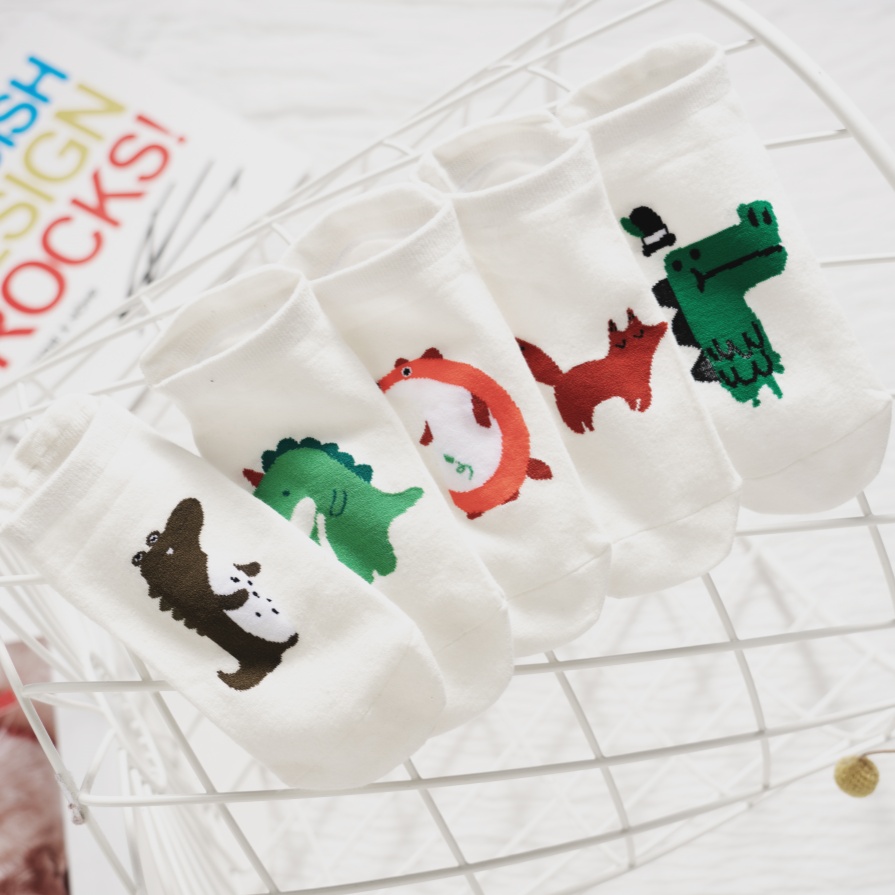 Versatile boat medyas na nagtatampok ng modelo ng hayop dinosaur