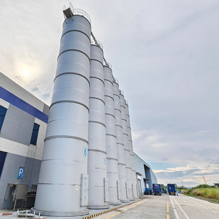 Silo penyimpanan bahan baku luar ruangan besar