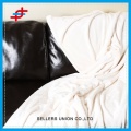Tempat tidur putih murni melemparkan kain flanel selimut