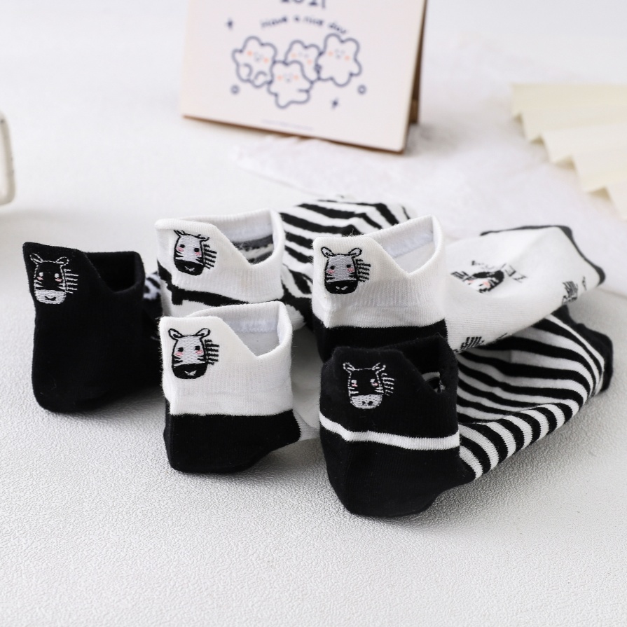 Mga naka -istilong medyas ng bangka ng zebra na may pagbuburda