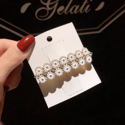 Vintage Daisy Flower Hair Clips: Latest Women's Hair Accessory Trend