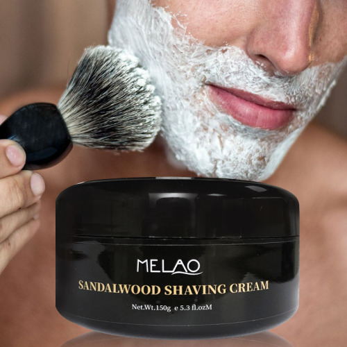 Mężczyźni golą piankę mydlaną do kremu do golenia brody