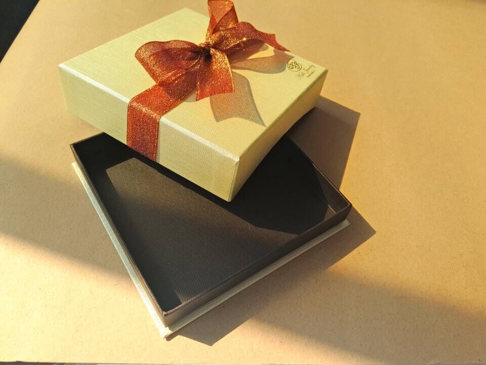 Estampado caliente Caja de papel de regalo de Bowknot vacío