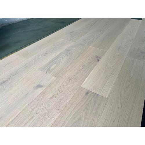 Parquet contrecollé en chêne fumé blanc