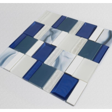 Verre bleu et tuiles en mosaïque en céramique