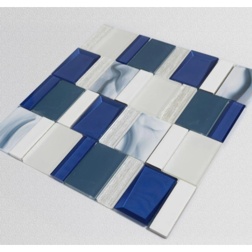Azulejos de mosaico de vidrio azul y cerámica.