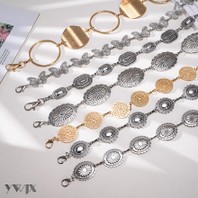 Cinturón de mujer de moda con cadenas de metal decorativas