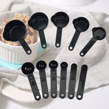 Set di tazze di misurazione in plastica nera e cucchiai di 11