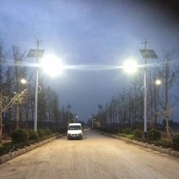 Turbinas de viento verticales Energía solar híbrida Alumbrado público