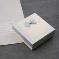 Προσαρμοσμένο χαρτί ολογραφικής υφής πολυτελείας με ασήμι λέιζερ Συσκευασία Κουτί δώρου κοσμημάτων με κορδέλα χονδρική