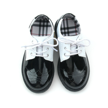 Zapatos casuales para niños en blanco y negro de cuero de Quanlity