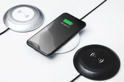Qi wireless charger for desktop
