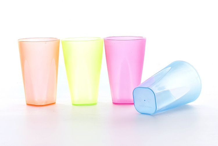 Tasse en plastique avec couvercle pour bouteille d'eau