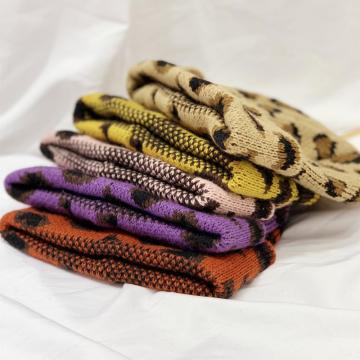 男の子と女の子用のヒョウ刺繍ニット帽子