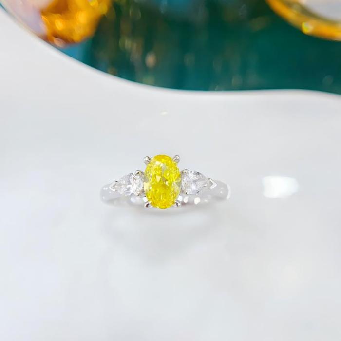 Anillo compacto de tres piedras con diamantes de laboratorio amarillos de 0,71 quilates