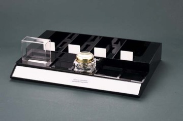 Plastic tabletop makeup display plate with pushers
