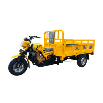 Motocicleta triciclo carregado de combustível