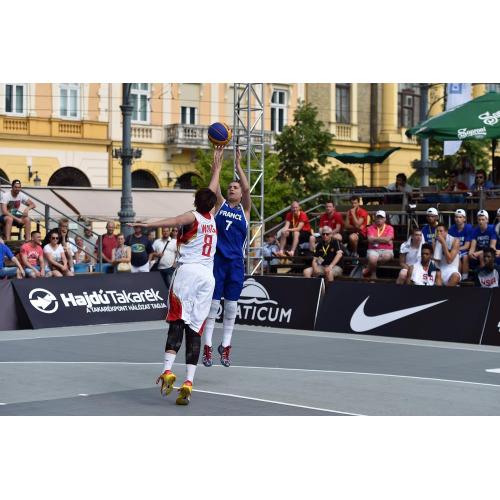 FIBA 3x3 Enlio SES entrelazando al aire libre. Tile 01