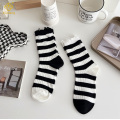 흑백 줄무늬 구멍 거지 양말
