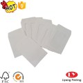 Envelope de papel branco com janela de PVC