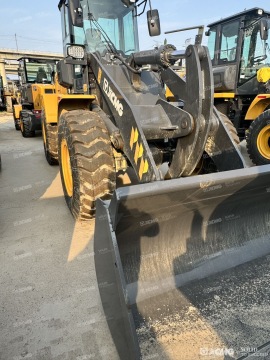 Giá máy xúc lật cỡ nhỏ XCMG LW330FV đã qua sử dụng