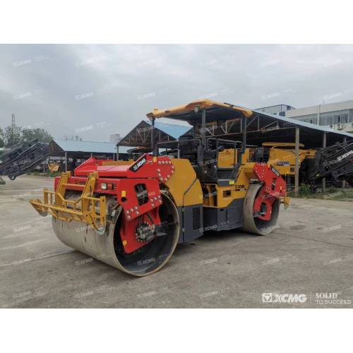 XCMG menggunakan roller roda drum ganda xd133d