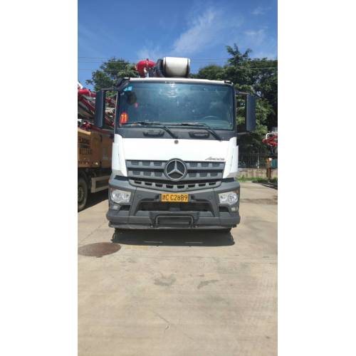 XCMG menggunakan truk pompa HB62V