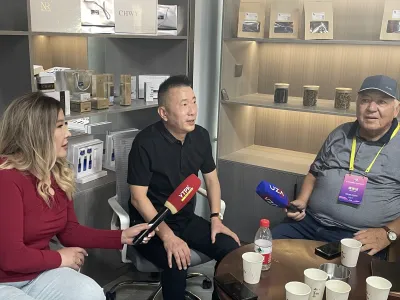 A delegation of journalists from Central Asian countries walked into the Central Asia Operation Center of Global Tradelink Group to witness new opportunities for cross-border e-commerce.