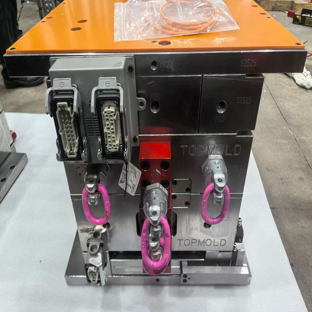 Plastic Injection Mold Inclined Head Plastic Injection Mold.