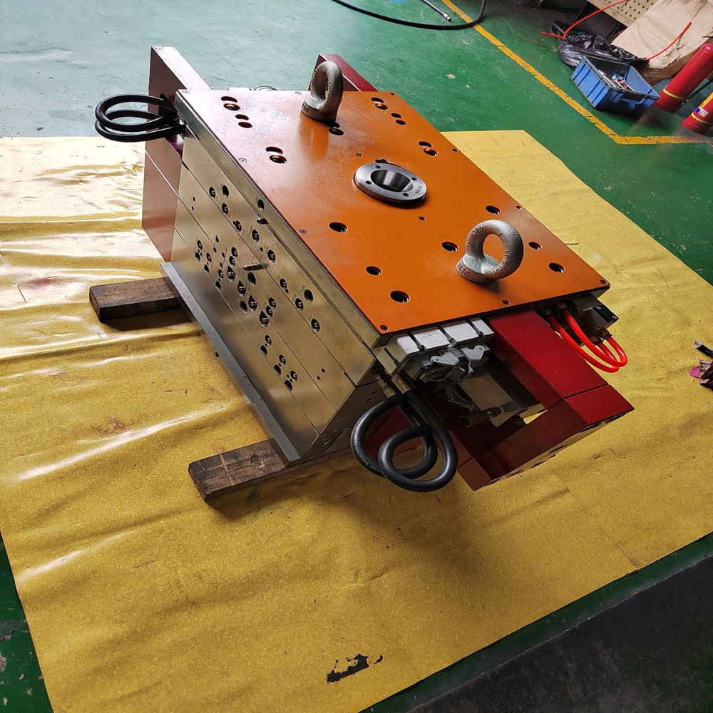 Hot runner injection mold