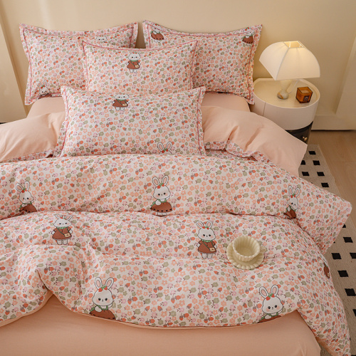 Conjunto de cuatro artículos de Strawberry Bunny