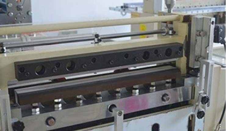 Roll to sheet cutter Roll to sheet cutter