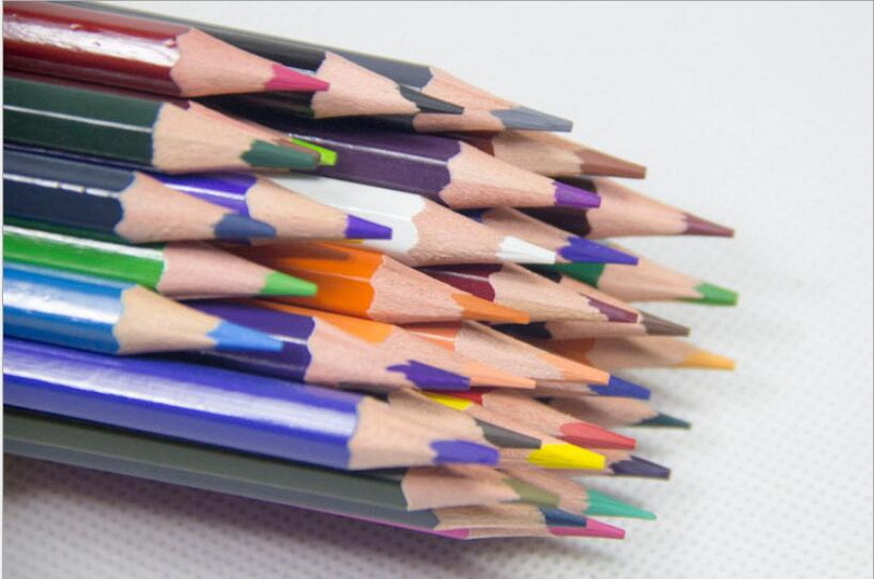 Lápis de cor de madeira da natureza com estojo