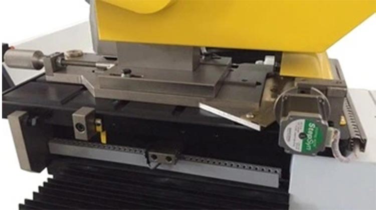 Automatic roll materials cutter