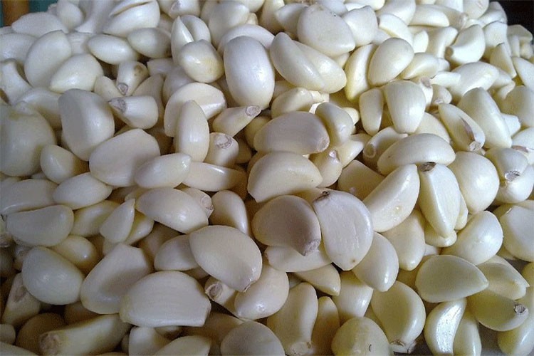 Vacuum packaging peeled garlic