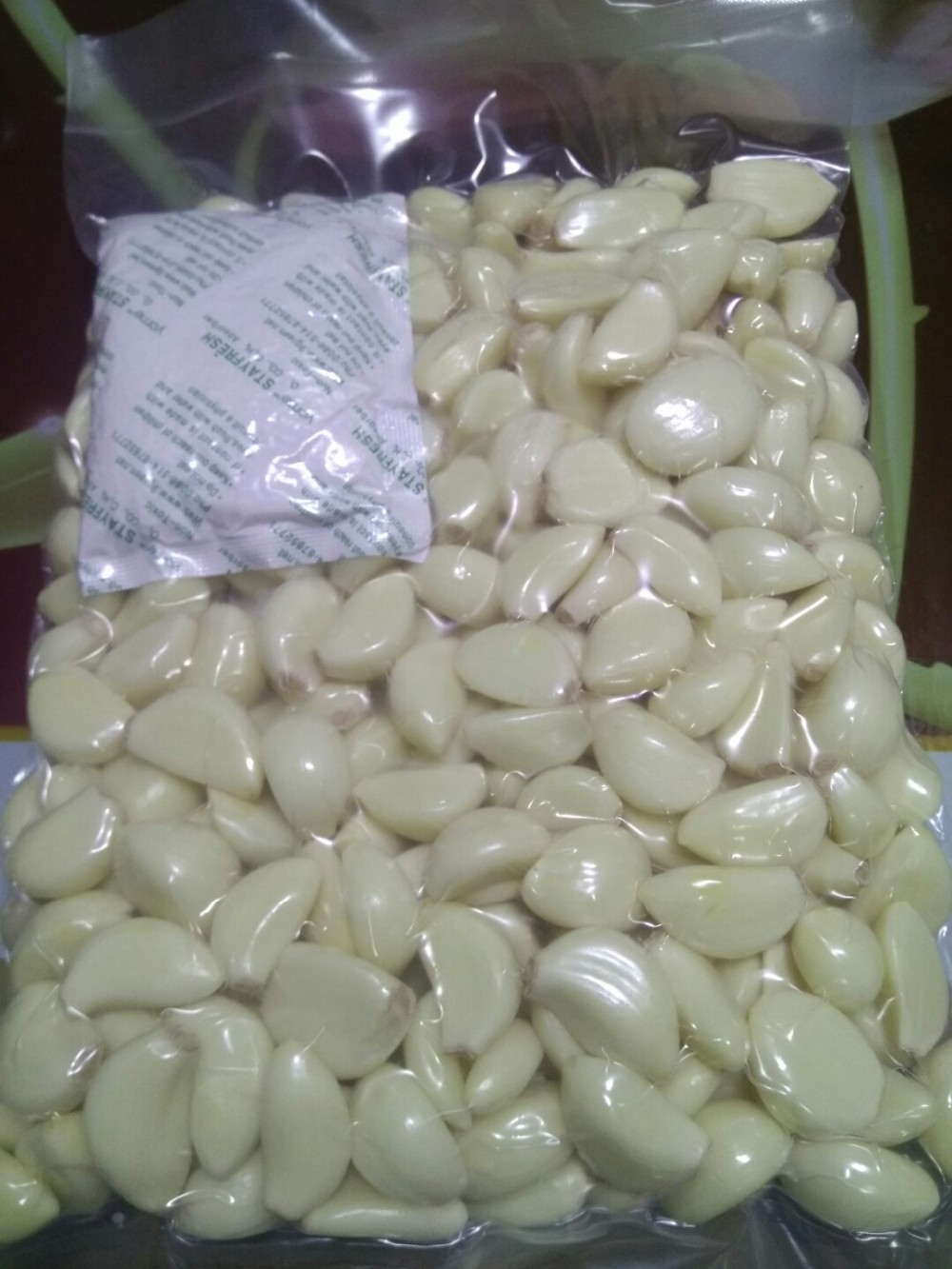 Vacuum packaging peeled garlic